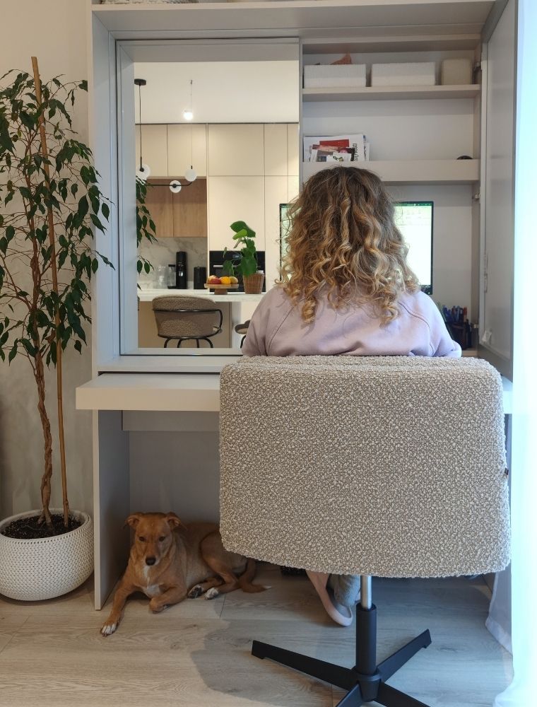 Wielofunkcyjne biurko w salonie